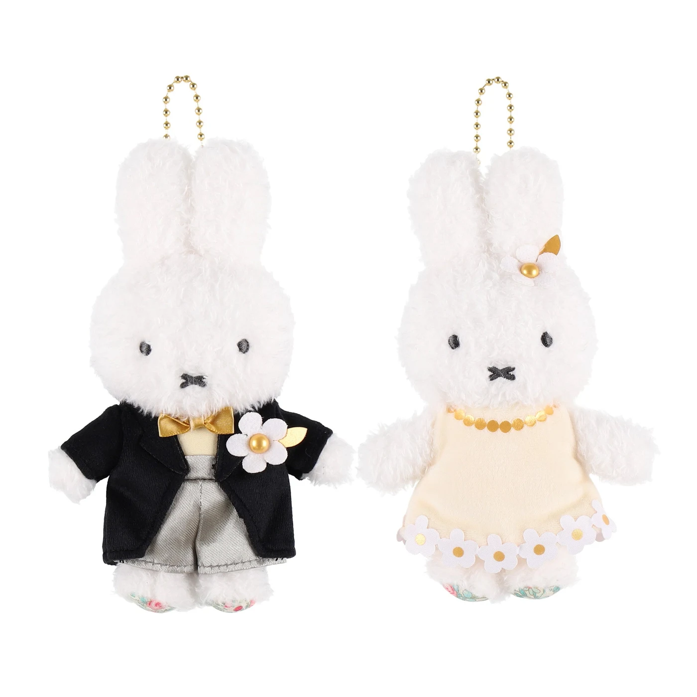 新郎と新婦は2体セット。黒と白の衣装、おそろいの花飾りとゴールドカラーのチェーンを確認できる