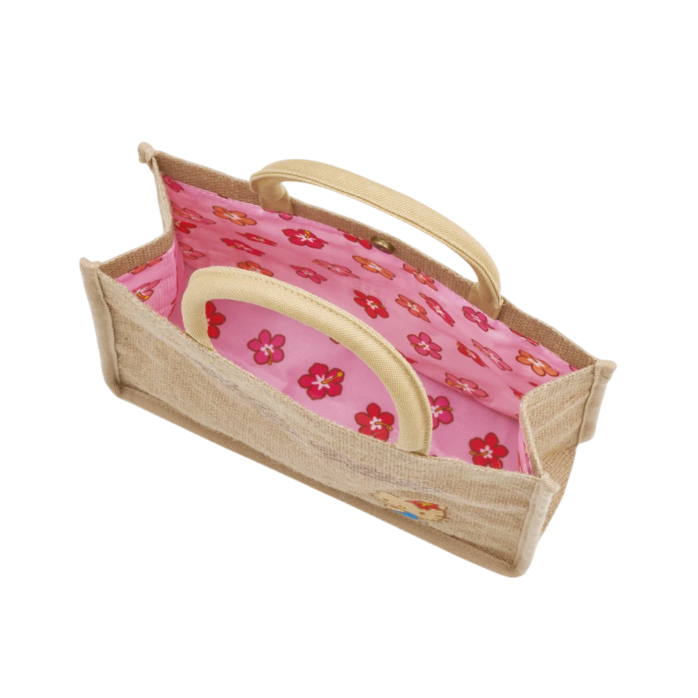 ハローキティの内生地はピンクを基調にした花柄。マグネットボタンで留める開口部
